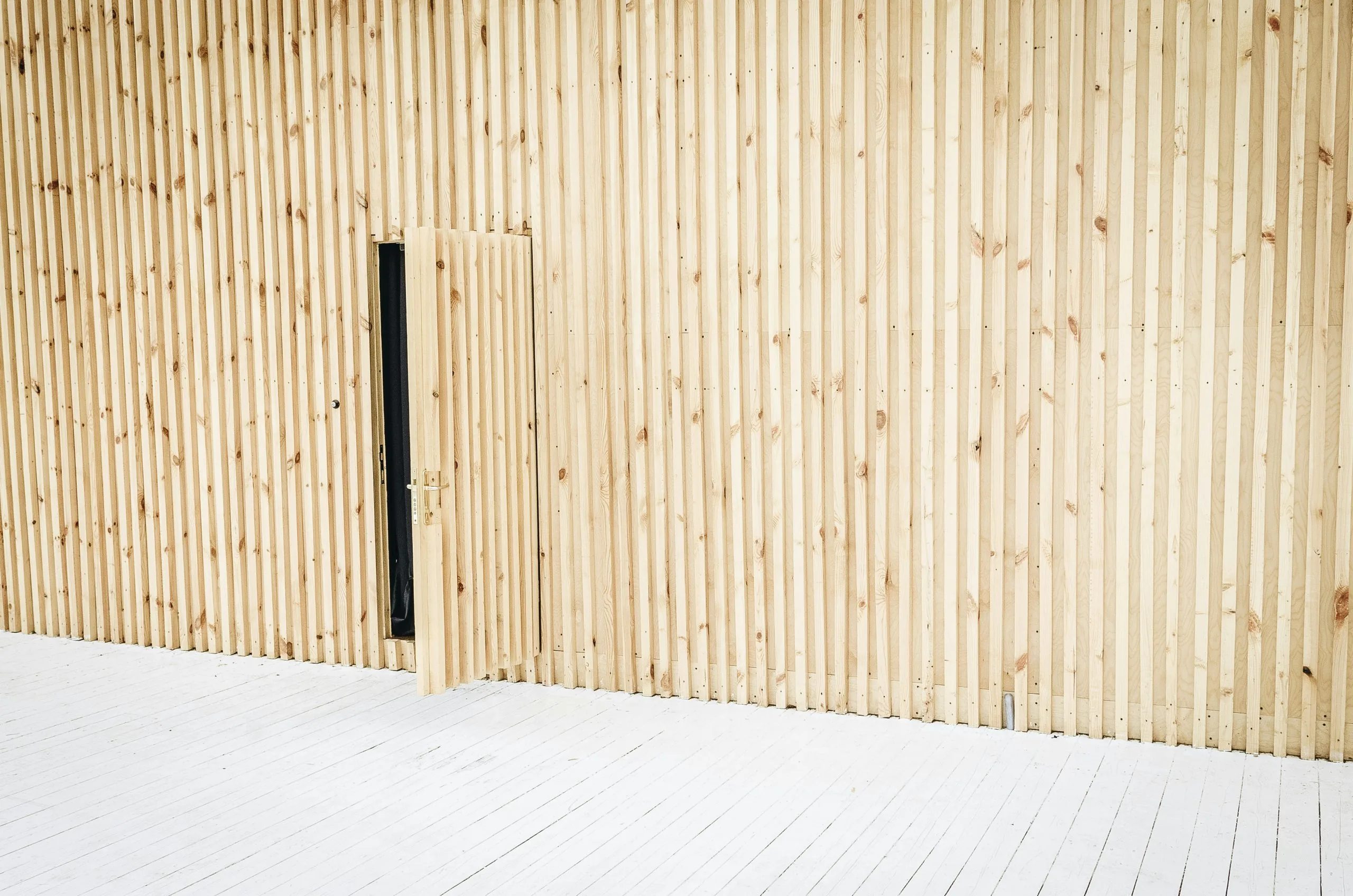 Indoor vs. outdoor slat walls: what's the difference?